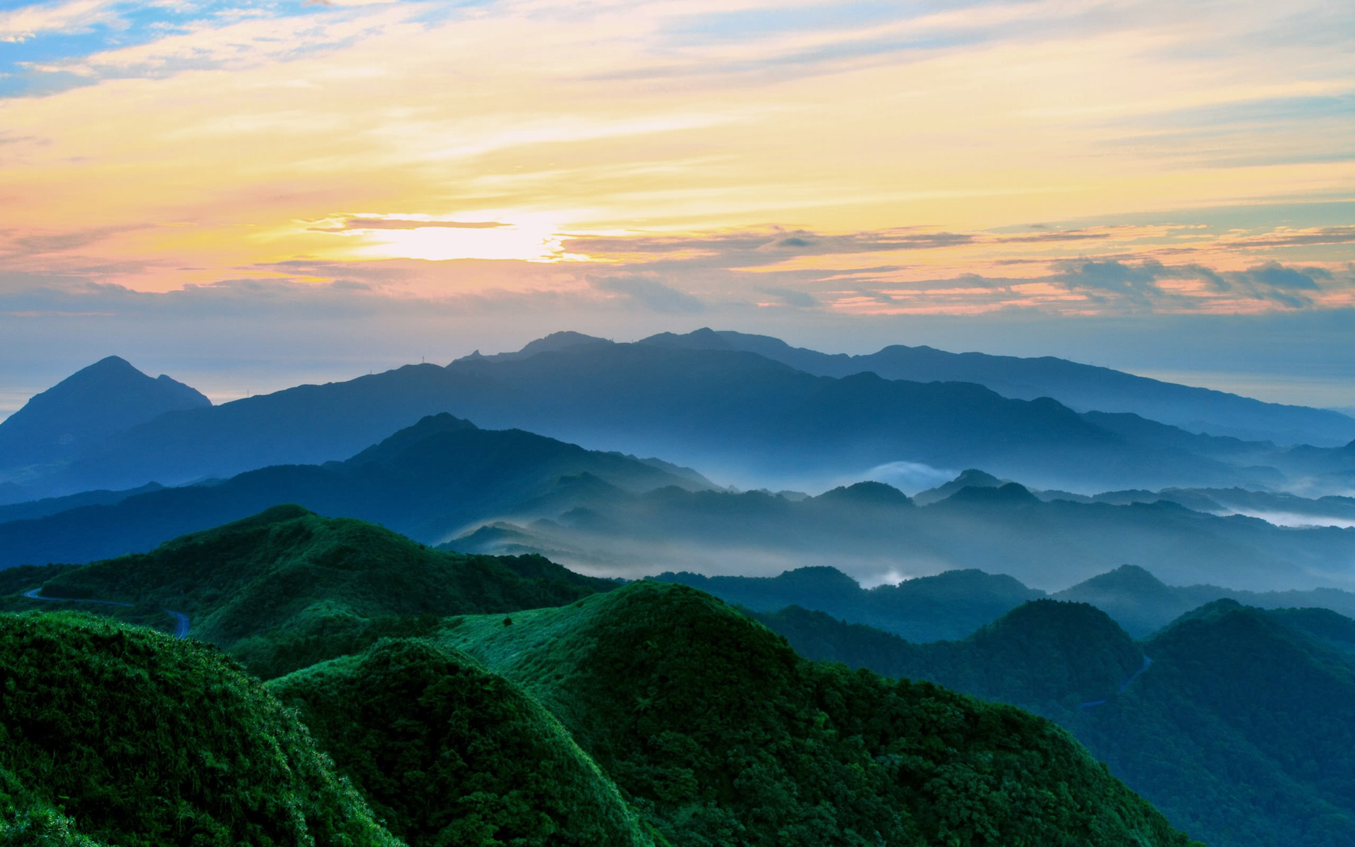 层峦叠加的群山壁纸